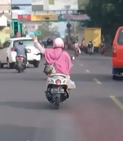 Emak buka jalan untuk ambulan Instagram/@info_jakartapusat