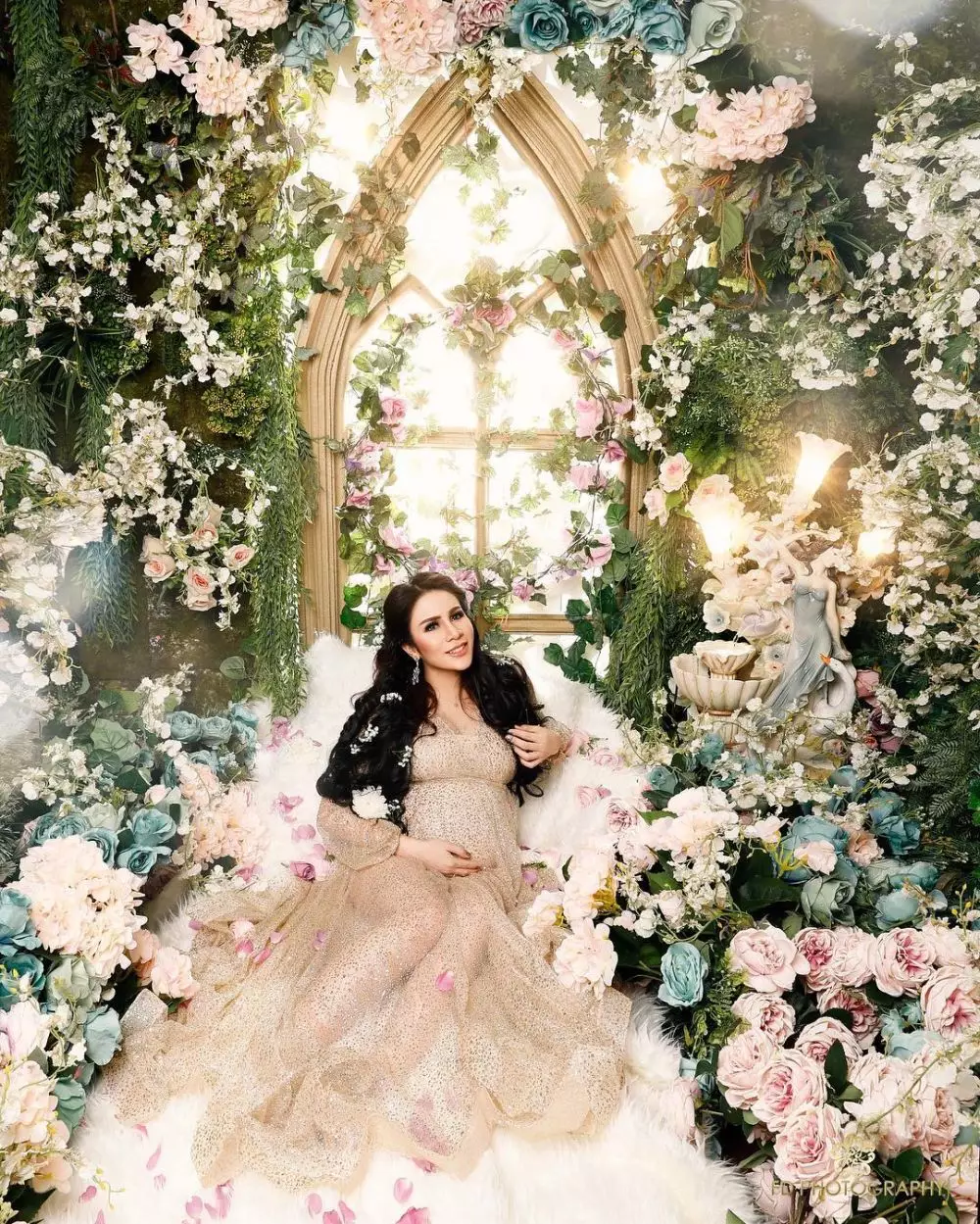 pemotretan maternity seleb tema bunga © 2020 Instagram