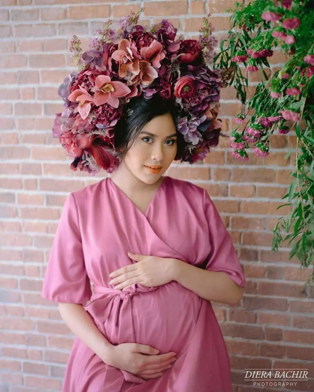 pemotretan maternity seleb tema bunga © 2020 Instagram