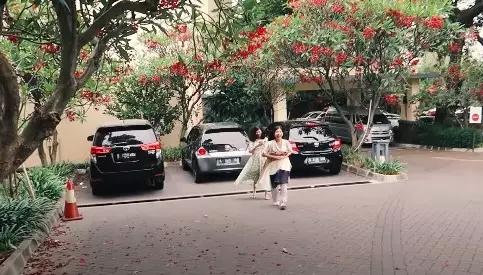 Momen Putri Delina bertemu orangtua Jeffry  © YouTube