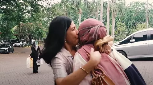 Momen Putri Delina bertemu orangtua Jeffry  © YouTube