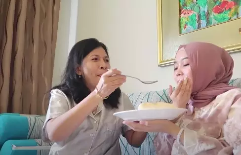 Momen Putri Delina bertemu orangtua Jeffry  © YouTube