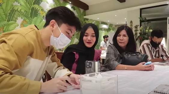 Momen Putri Delina bertemu orangtua Jeffry  © YouTube