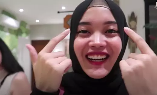 Momen Putri Delina bertemu orangtua Jeffry  © YouTube