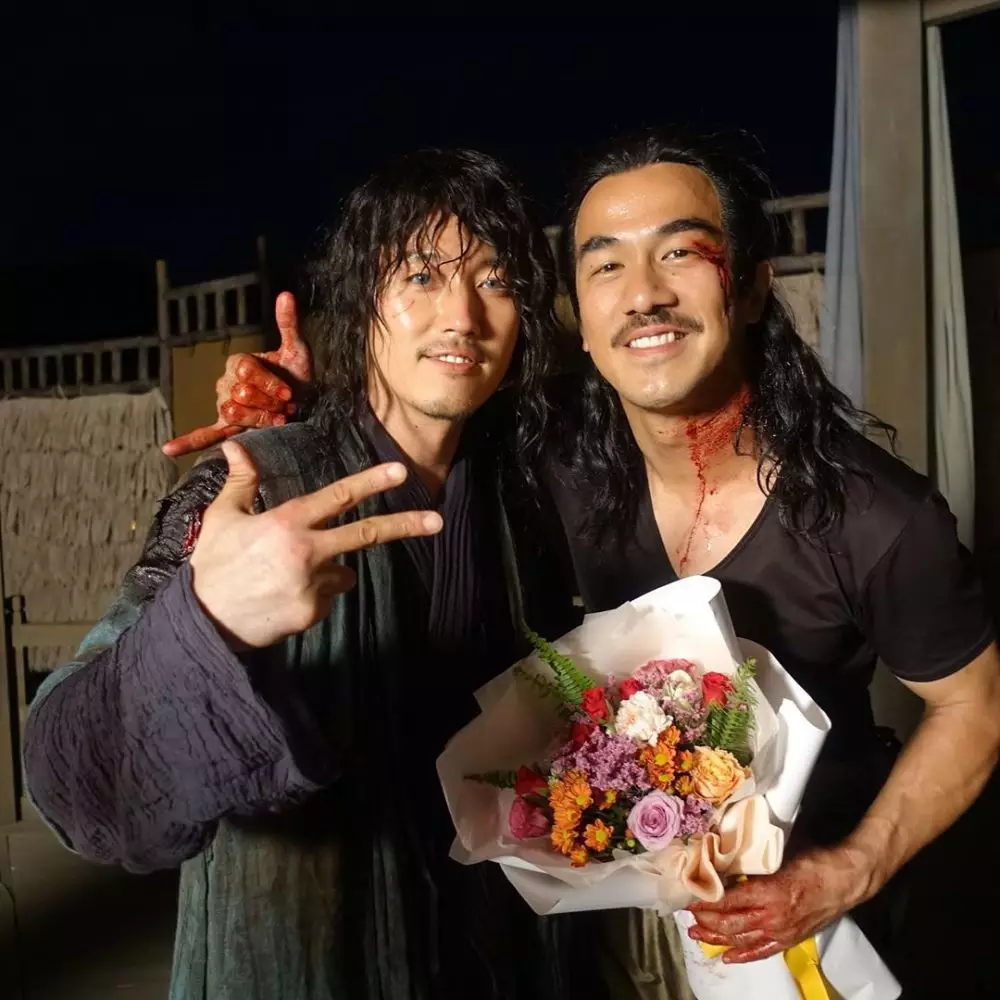 Joe Taslim dan Jang Hyuk © Instagram
