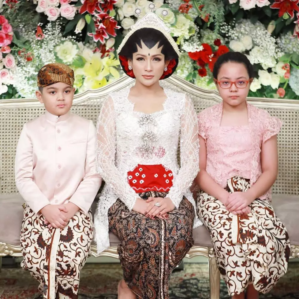 Tata Janeeta pakai baju pengantin  © Instagram 