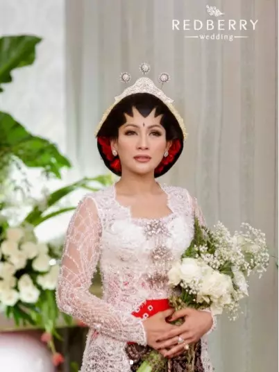 Tata Janeeta pakai baju pengantin  © Instagram 