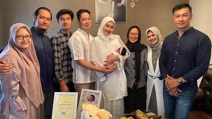 Momen aqiqah anak Kevin Lilliana © Instagram Momen aqiqah anak Kevin Lilliana © Instagram
