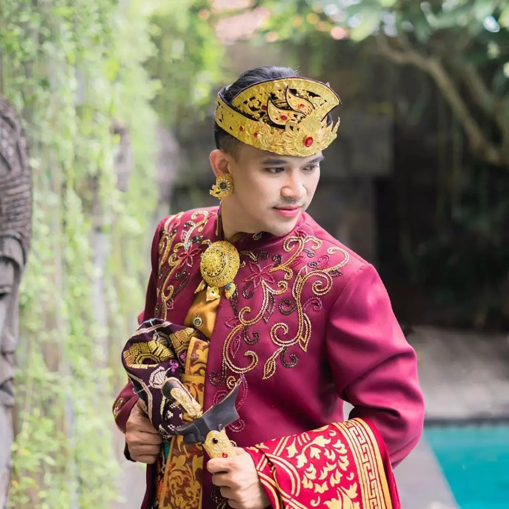 Anwar pakai baju adat © 2020 Instagram