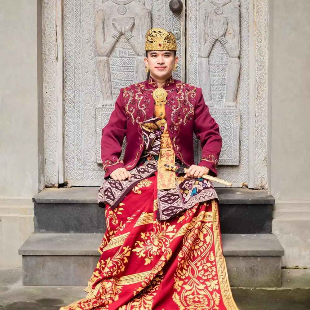 Anwar pakai baju adat © 2020 Instagram