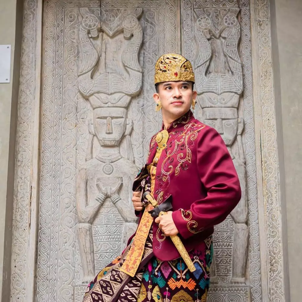 Anwar pakai baju adat © 2020 Instagram