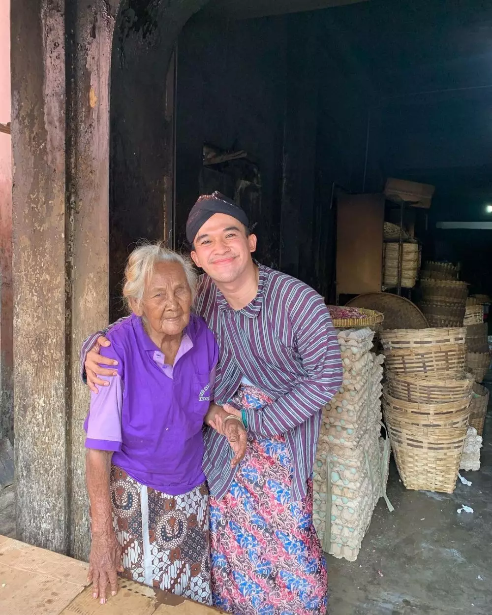 Anwar pakai baju adat © 2020 Instagram