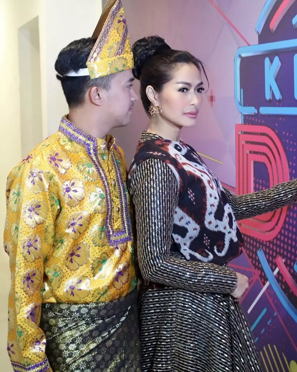 Anwar pakai baju adat © 2020 Instagram