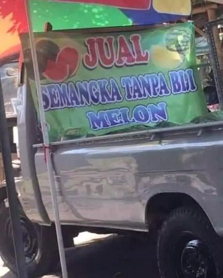 spanduk nyeleneh tukang buah © Berbagai sumber spanduk nyeleneh tukang buah © Berbagai sumber