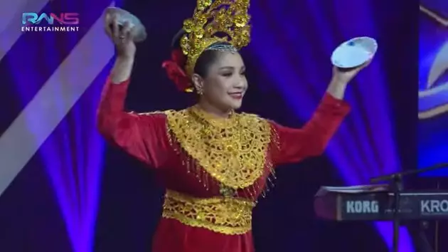 Nagita tari piring © 2020 brilio.net