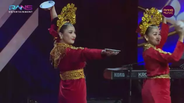 Nagita tari piring © 2020 brilio.net