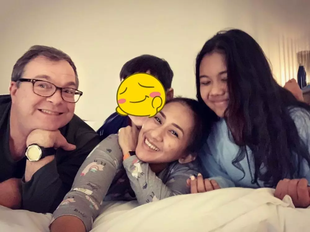 pesinetron dengan pasangan bulenya © Instagram