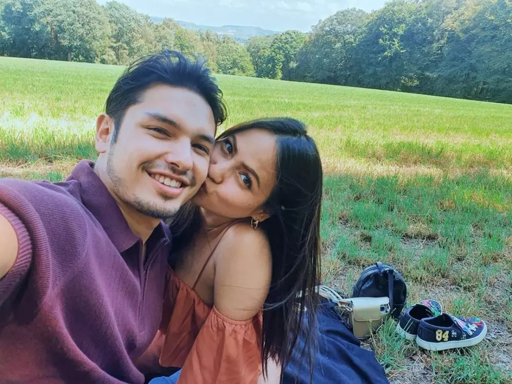 pesinetron dengan pasangan bulenya © Instagram