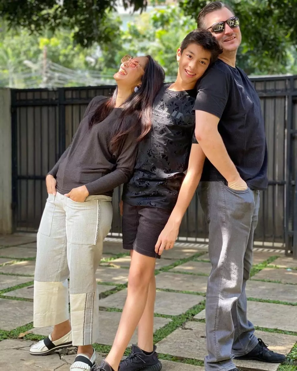 pesinetron dengan pasangan bulenya © Instagram