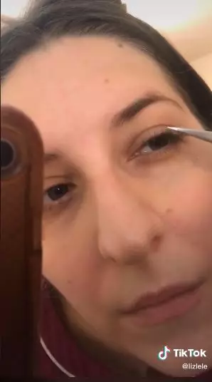 bikin bulu mata pakai bulu kaki © TikTok  bikin bulu mata pakai bulu kaki © TikTok