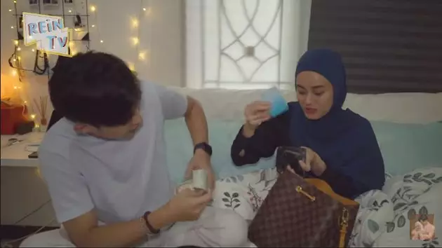 Isi tas Rey Mbayang © 2020 brilio.net YouTube