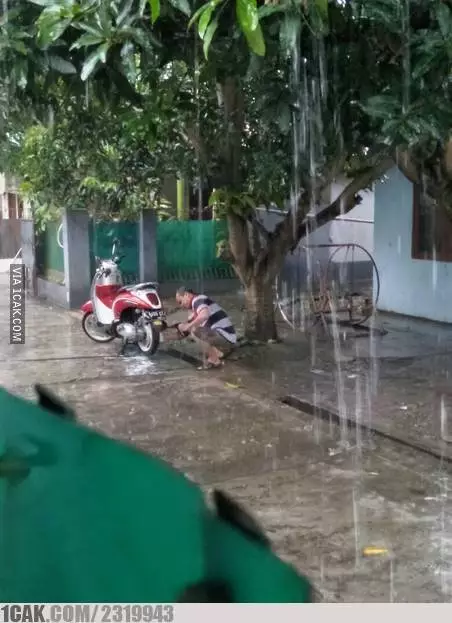 aksi kocak pria saat bersih-bersih © Berbagai sumber