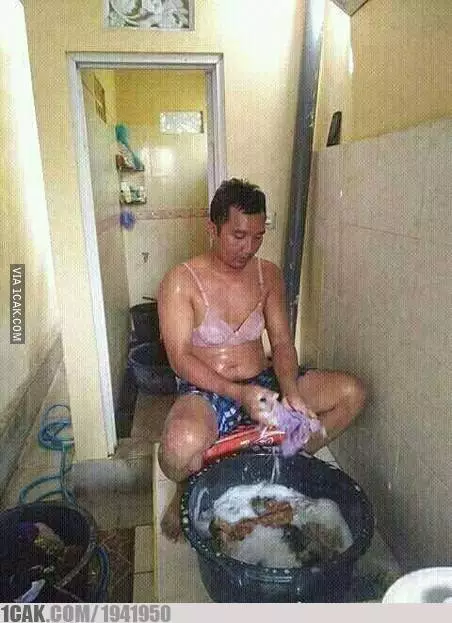 aksi kocak pria saat bersih-bersih © Berbagai sumber