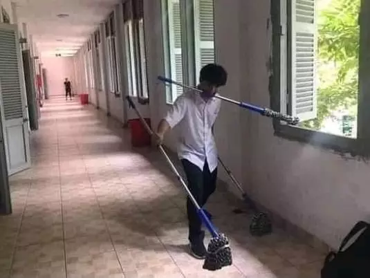 aksi kocak pria saat bersih-bersih © Berbagai sumber