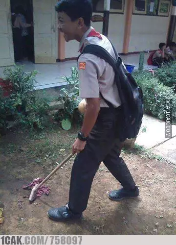 aksi kocak pria saat bersih-bersih © Berbagai sumber