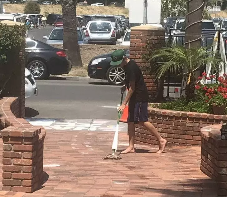 aksi kocak pria saat bersih-bersih © Berbagai sumber