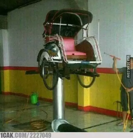 aksi kocak pria saat bersih-bersih © Berbagai sumber