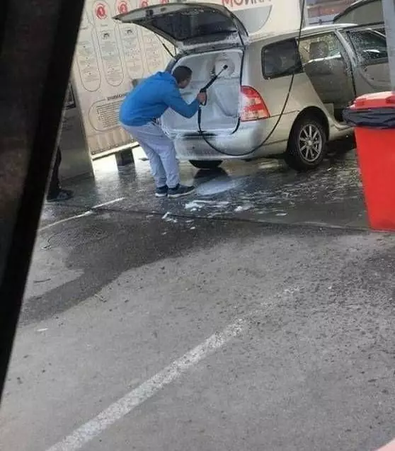 aksi kocak pria saat bersih-bersih © Berbagai sumber