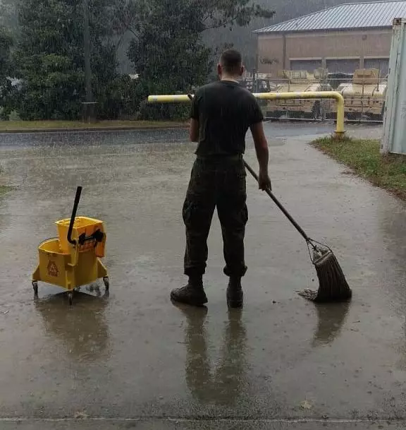 aksi kocak pria saat bersih-bersih © Berbagai sumber