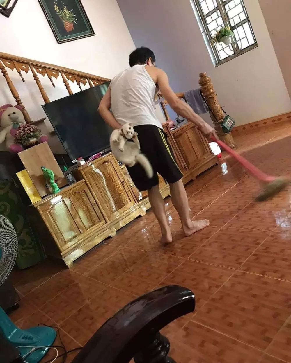 aksi kocak pria saat bersih-bersih © Berbagai sumber