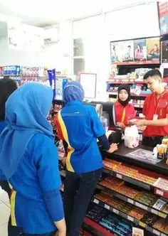 Pegawai minimarket kocak Berbagai sumber Pegawai minimarket kocak Berbagai sumber
