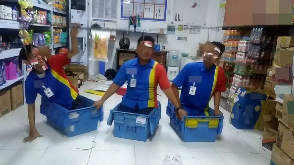 Pegawai minimarket kocak Berbagai sumber Pegawai minimarket kocak Berbagai sumber