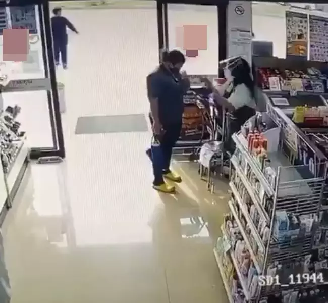 Pegawai minimarket kocak Berbagai sumber Pegawai minimarket kocak Berbagai sumber