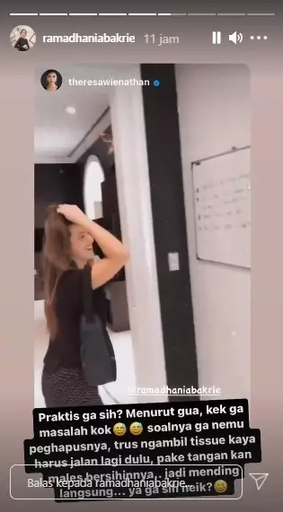 Aksi Nia Ramadhani hapus papan tulis © Instagram Aksi Nia Ramadhani hapus papan tulis © Instagram