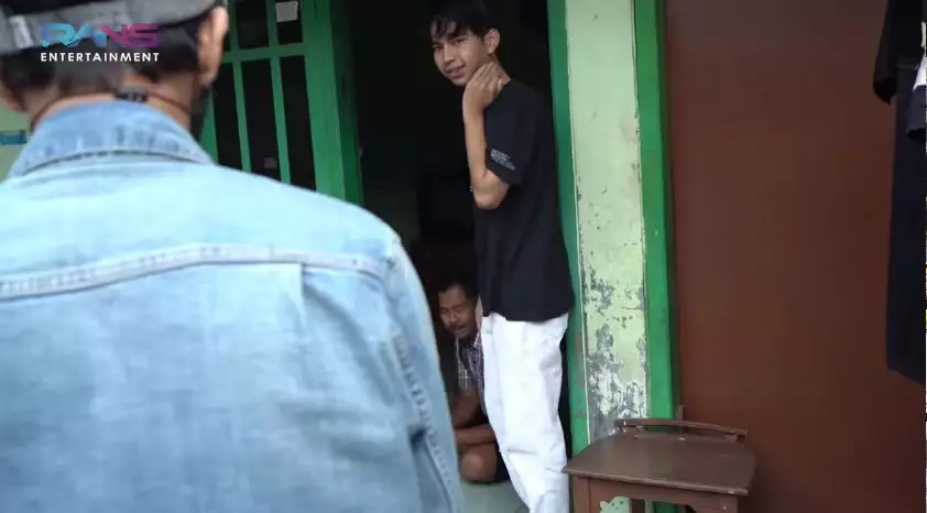 rumah tukang bakso mirip Raffi Ahmad © YouTube