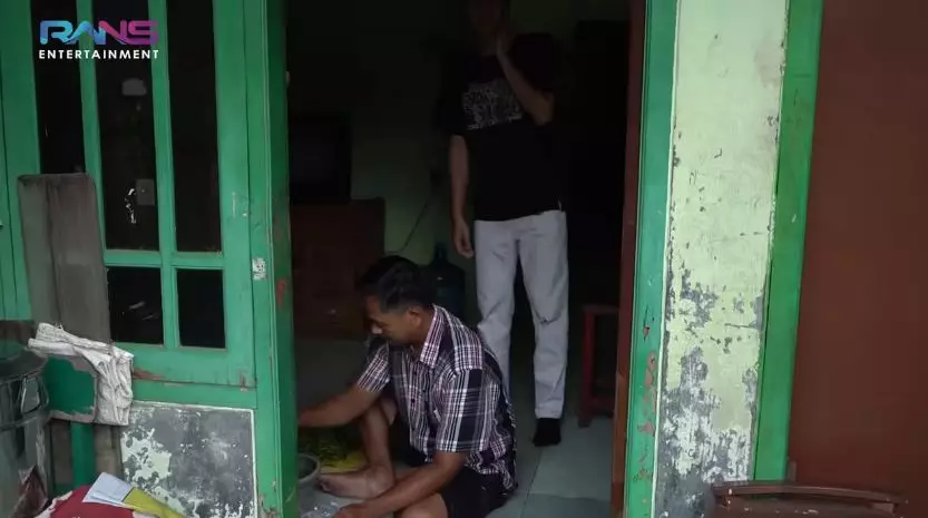 rumah tukang bakso mirip Raffi Ahmad © YouTube