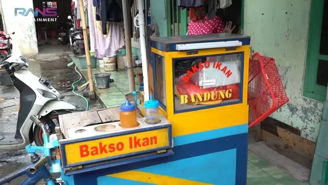 rumah tukang bakso mirip Raffi Ahmad © YouTube