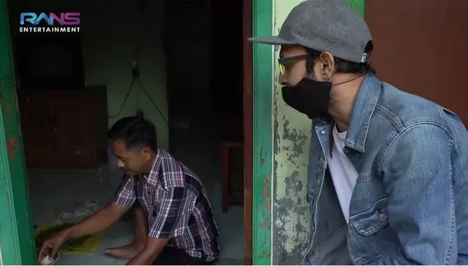 rumah tukang bakso mirip Raffi Ahmad © YouTube