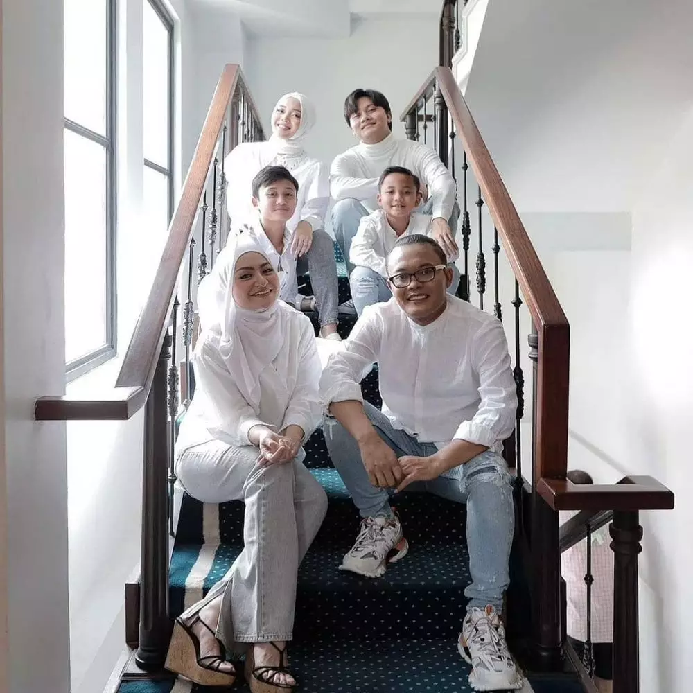 pemotretan keluarga presenter © Instagram