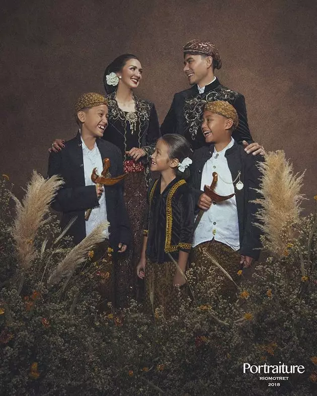 pemotretan keluarga presenter © Instagram
