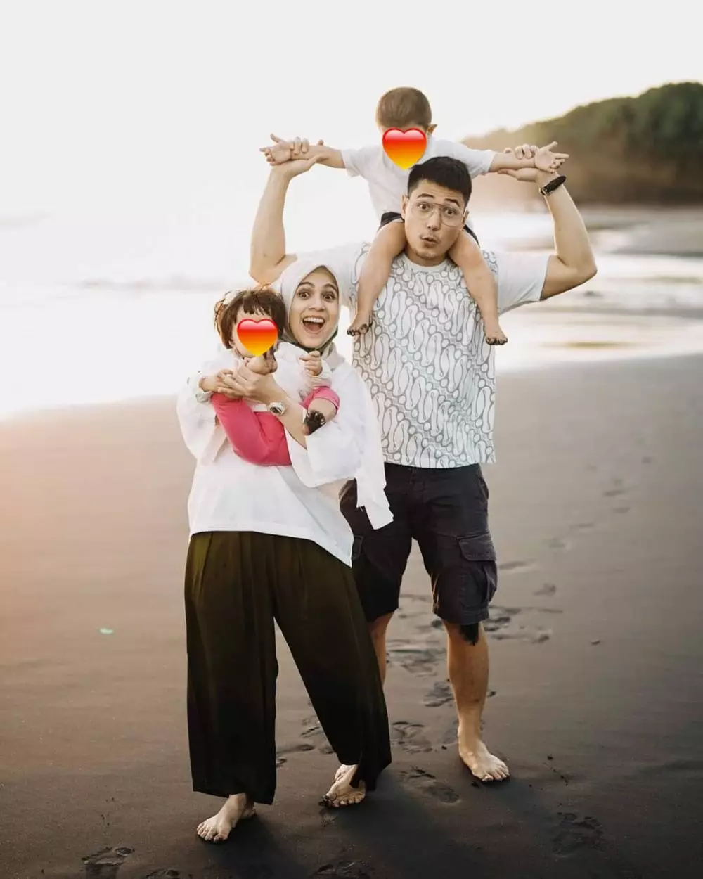 pemotretan keluarga presenter © Instagram