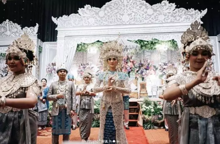 Seleb nari tarian tradisional © 2020 brilio.net