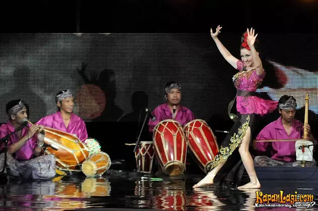 Seleb nari tarian tradisional © 2020 brilio.net