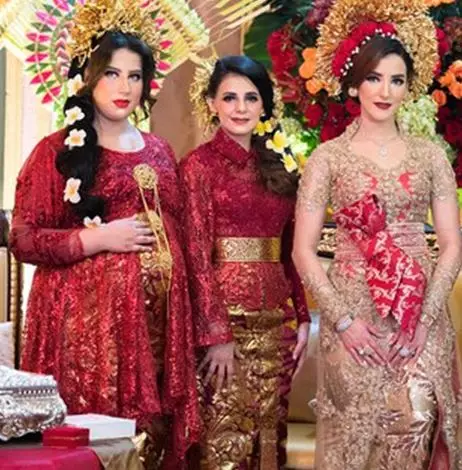 selebgram pakai baju adat Bali © 2020 brilio.net