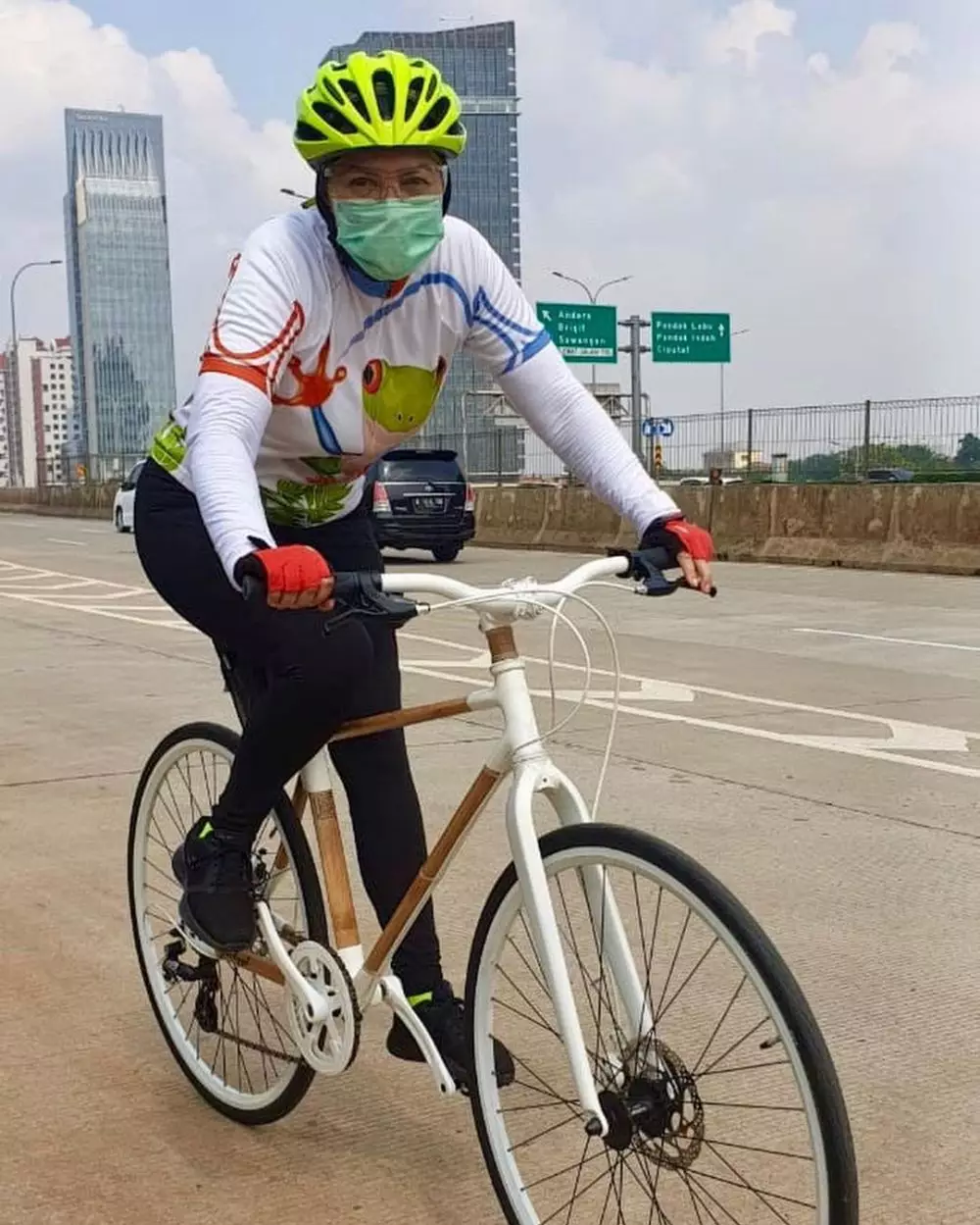 Ira Wibowo saat bersepeda ©Instagram Ira Wibowo saat bersepeda ©Instagram