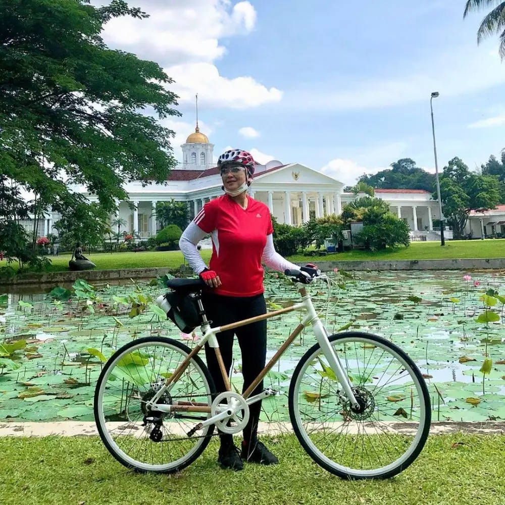 Ira Wibowo saat bersepeda ©Instagram Ira Wibowo saat bersepeda ©Instagram